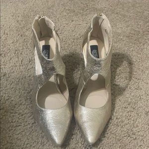 Jones New York stylish gold heels.